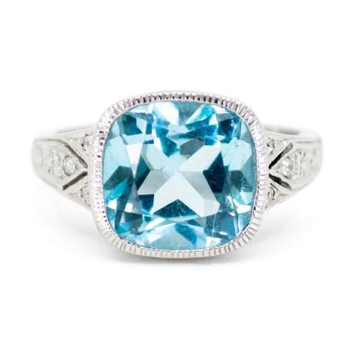 Bague 54 Bague en or blanc 14k, topaze bleue taille coussin et diamants 58 Facettes 99B7FC3933B045848CD0ACCED3B6C246