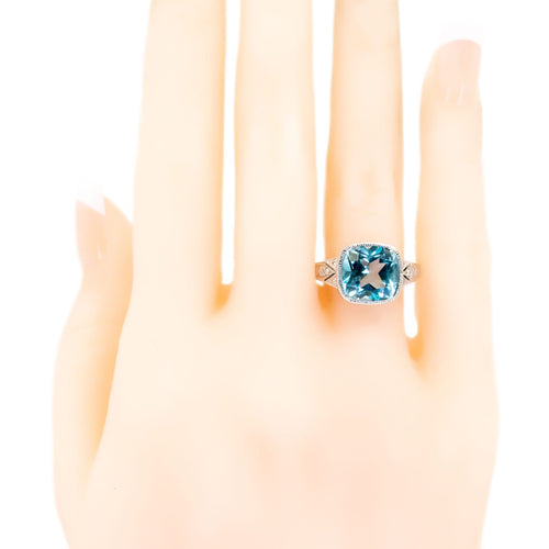 Bague 54 Bague en or blanc 14k, topaze bleue taille coussin et diamants 58 Facettes 99B7FC3933B045848CD0ACCED3B6C246