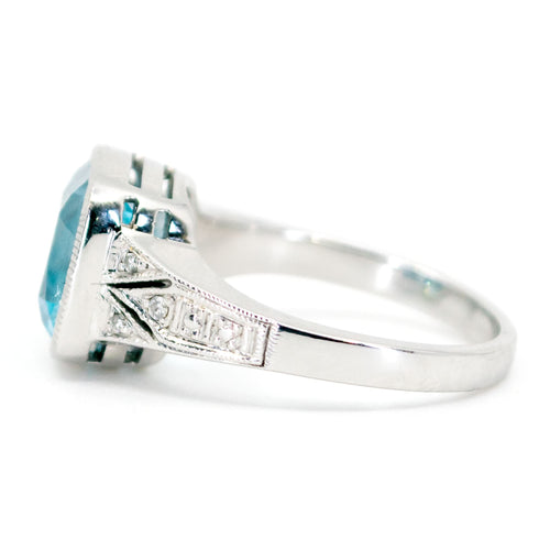 Bague 54 Bague en or blanc 14k, topaze bleue taille coussin et diamants 58 Facettes 99B7FC3933B045848CD0ACCED3B6C246