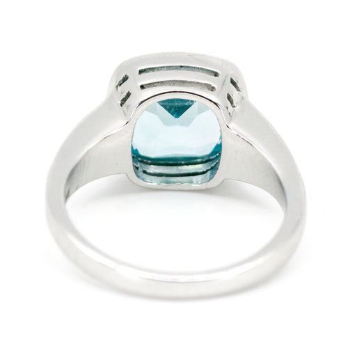 Bague 54 Bague en or blanc 14k, topaze bleue taille coussin et diamants 58 Facettes 99B7FC3933B045848CD0ACCED3B6C246