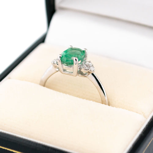 Bague 54 Bague en or blanc 18k, émeraude et diamants 58 Facettes F7D650BDFBEF4822B18867761C14008D