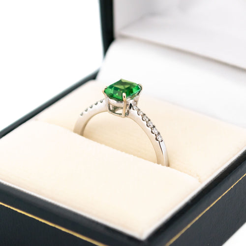 Bague 57 Bague en or blanc 18k, émeraude et diamants 58 Facettes 0CAAC7BCFFD24D0B8E9D18B08EF21411