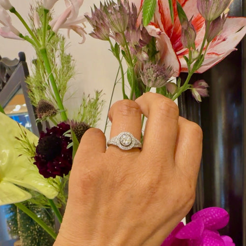 Bague 55 Bague halo en platine et diamants 58 Facettes 4B417232EA874314B786848693E1F8F4