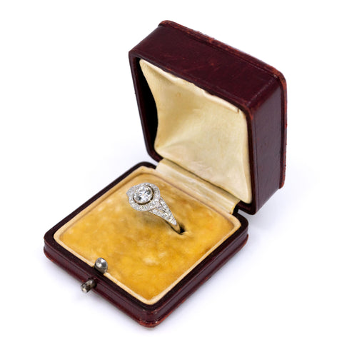 Bague 55 Bague halo en platine et diamants 58 Facettes 4B417232EA874314B786848693E1F8F4