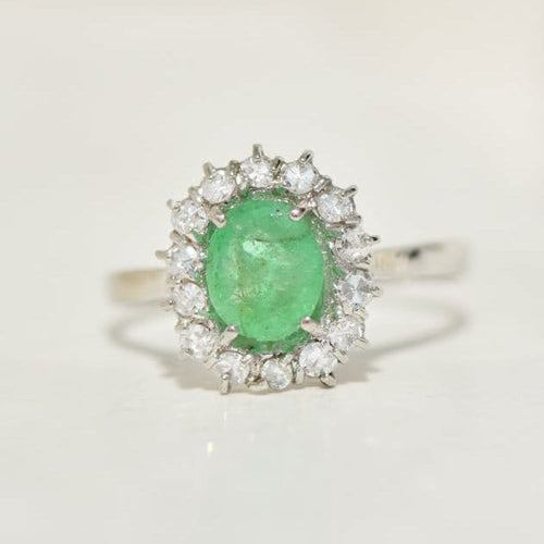 61.5 Bague entourage en or blanc 18K avec émeraude et brillants 58 Facettes 2340