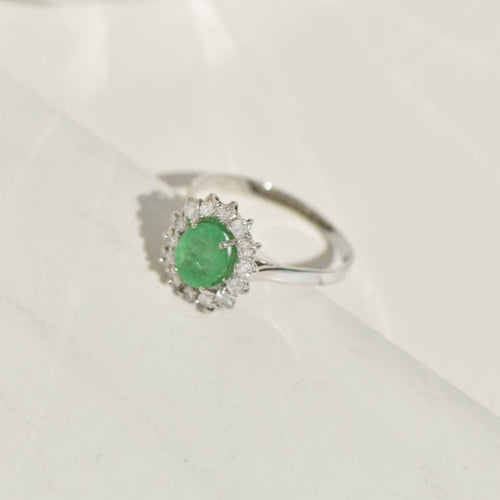 61.5 Bague entourage en or blanc 18K avec émeraude et brillants 58 Facettes 2340