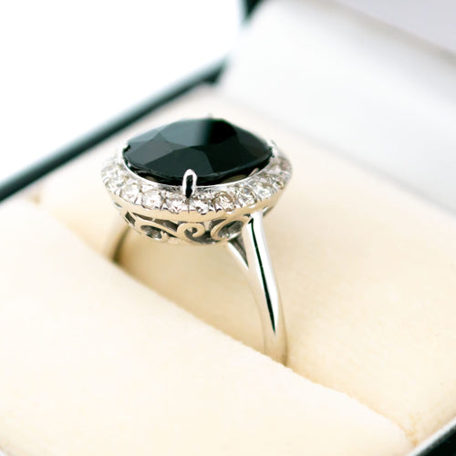 Bague 52.5 Bague à entourage en or blanc 14k, saphir et diamants 58 Facettes F6D65AA4D50F421F918E6A6124712A08
