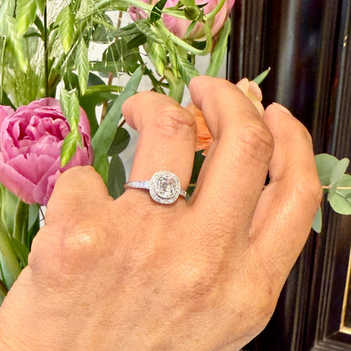 Bague 56 Bague halo en platine et diamants 58 Facettes 50C9739F724847B9BFF09C8DC73F53E7