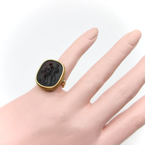Bague 52 Georgian - Bague intaille Tassie en or 18K et verre rouge 58 Facettes