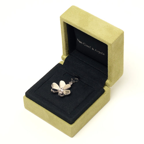 https://cdn.shopify.com/s/files/1/0735/5324/8552/files/vca_frvl_wg_chrm_0295.jpg?v=1774645689