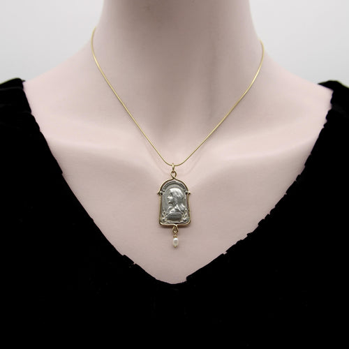 Pendentif Brother Wolf - Pendentif médaillon Virgo Maria en argent et or 14 carats perle 58 Facettes A2007T