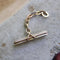 Collier Pendentif T-bar victorien en or 14K avec chaîne ovale 58 Facettes A2007P