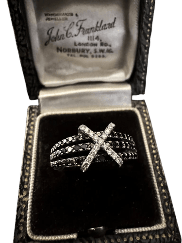 Bague 54 Bague en or blanc avec diamants noirs et blancs 58 Facettes