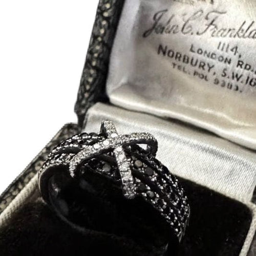 Bague 54 Bague en or blanc avec diamants noirs et blancs 58 Facettes