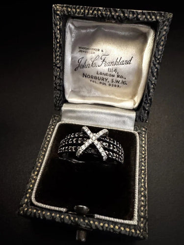 Bague 54 Bague en or blanc avec diamants noirs et blancs 58 Facettes