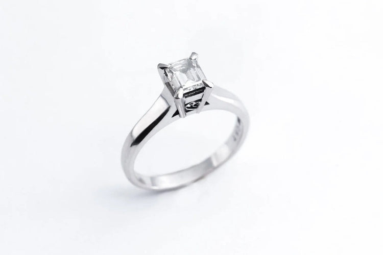51 Bague solitaire en platine avec diamant taille émeraude 58 Facettes BO/190194