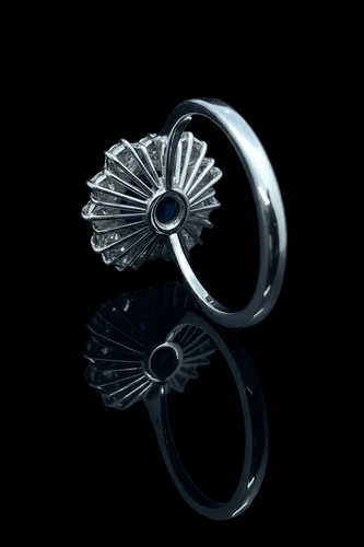 Bague 57 Bague marguerite hexagonale en or blanc, saphir et diamants 58 Facettes