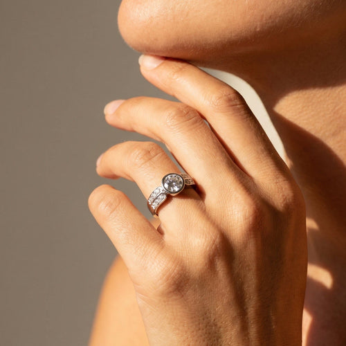 Bague 52 Bague halo vintage en or blanc avec grand solitaire 58 Facettes 1849