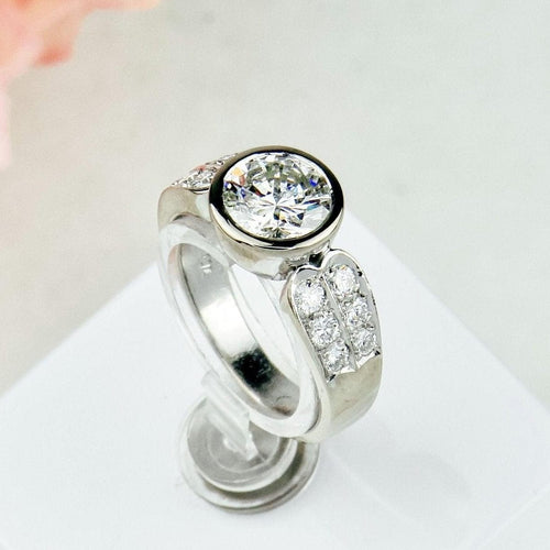 Bague 52 Bague halo vintage en or blanc avec grand solitaire 58 Facettes 1849