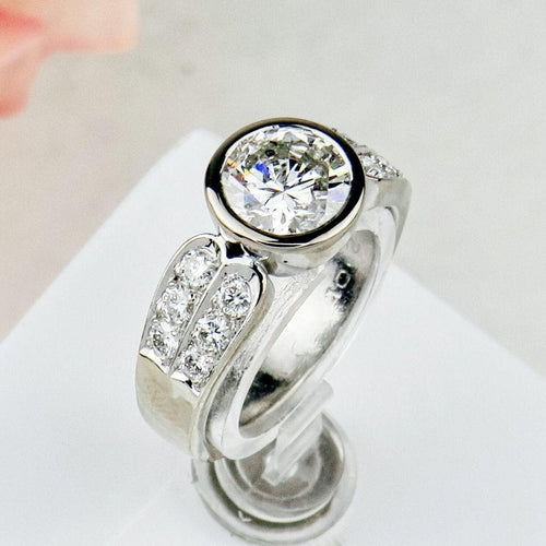 Bague 52 Bague halo vintage en or blanc avec grand solitaire 58 Facettes 1849