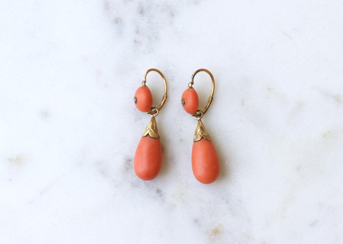 Boucles d'oreilles Boucles d'oreilles gouttes en or jaune, corail et diamants taille rose 58 Facettes