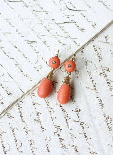 Boucles d'oreilles Boucles d'oreilles gouttes en or jaune, corail et diamants taille rose 58 Facettes
