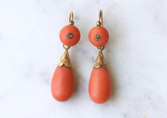 Boucles d'oreilles Boucles d'oreilles gouttes en or jaune, corail et diamants taille rose 58 Facettes