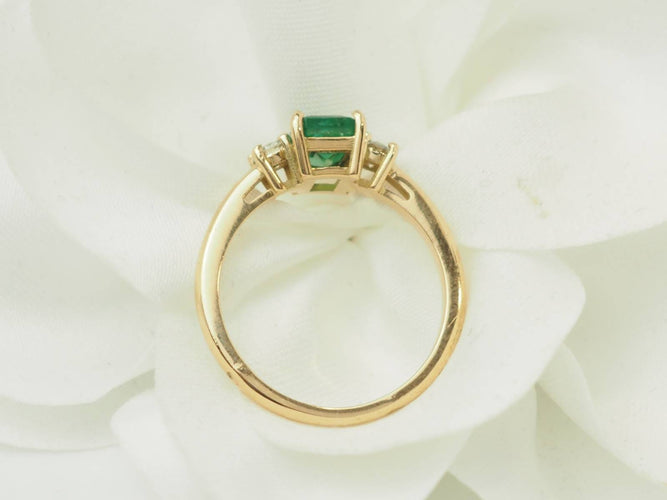 Bague 53 Bague émeraude 0,85 ct en or jaune et diamants 58 Facettes F5073