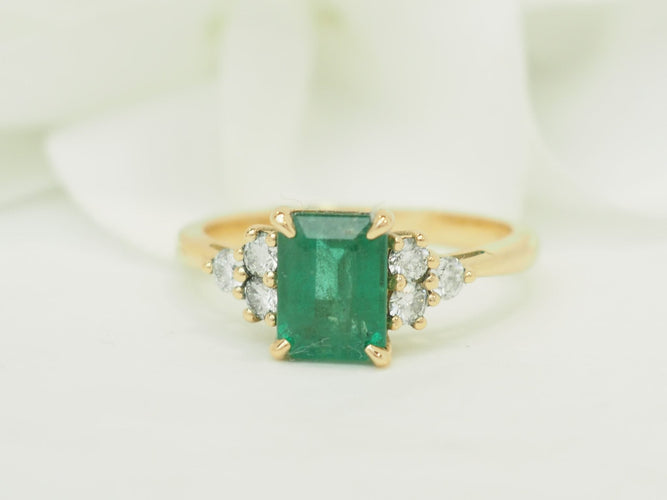 Bague 55 Bague émeraude 1,62 ct en or jaune et diamants 58 Facettes F5071