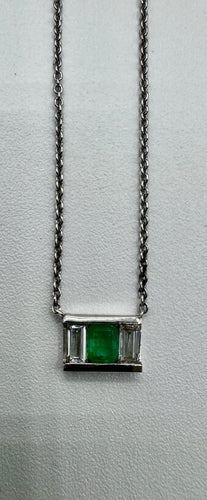 Collier Collier en or blanc, diamant et émeraude 58 Facettes Collier