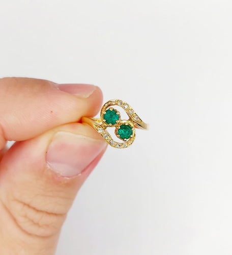 Bague 48 Bague tourbillon Toi et Moi en or 18k, émeraudes et diamants 58 Facettes A07221