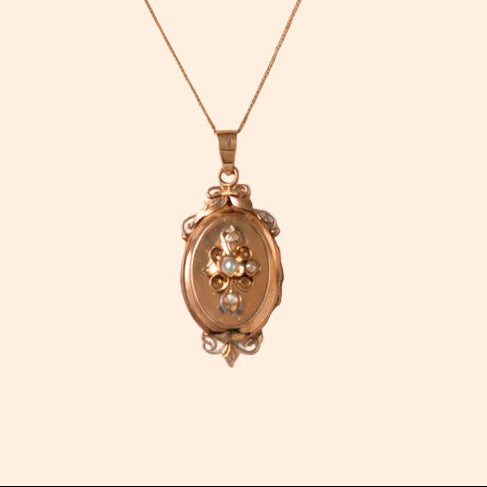 https://cdn.shopify.com/s/files/1/0943/8576/6747/files/pendentif-locket-ancien.jpg?v=1779379371