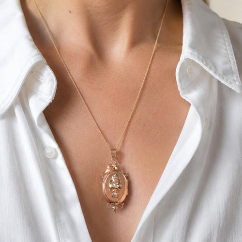 https://cdn.shopify.com/s/files/1/0943/8576/6747/files/pendentif-locket-or-rose-18-carats-ancien.jpg?v=1779367787
