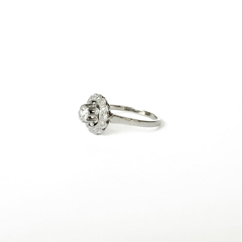 https://cdn.shopify.com/s/files/1/0943/8576/6747/files/bague-marguerite-art-deco.jpg?v=1779375005