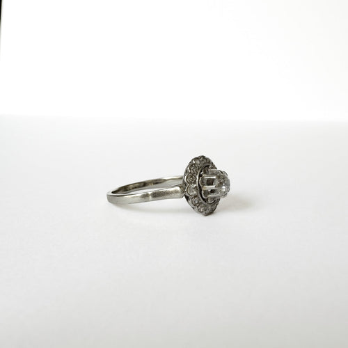 https://cdn.shopify.com/s/files/1/0943/8576/6747/files/bague-art-deco-or-diamants.jpg?v=1779375048