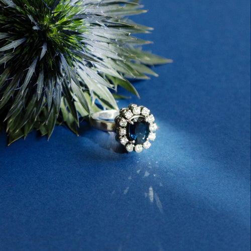 Bague 50 Bague marguerite en or blanc 18 carats, saphir et diamants, vers 1960 58 Facettes BIJ164