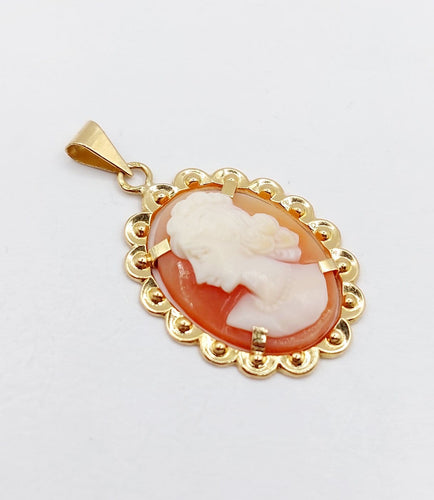 Pendentif Pendentif vintage en or 18k, camée jeune femme sur coquillage 58 Facettes A07229