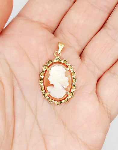 Pendentif Pendentif vintage en or 18k, camée jeune femme sur coquillage 58 Facettes A07229