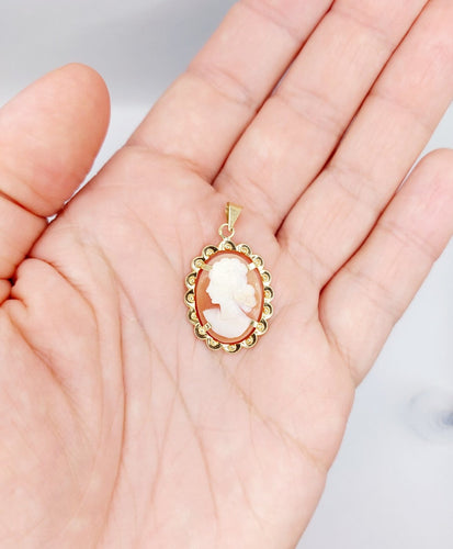 Pendentif Pendentif vintage en or 18k, camée jeune femme sur coquillage 58 Facettes A07229