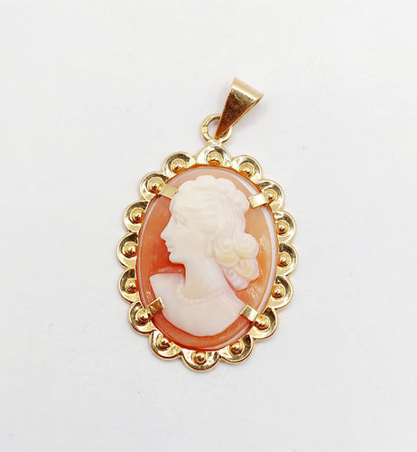 Pendentif Pendentif vintage en or 18k, camée jeune femme sur coquillage 58 Facettes A07229