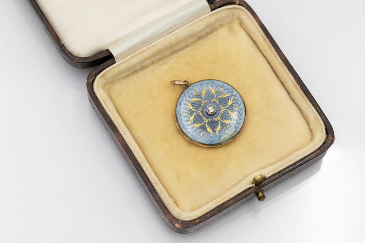 Pendentif Pendentif médaillon ancien en or jaune, émail guilloché et diamant 58 Facettes 12201