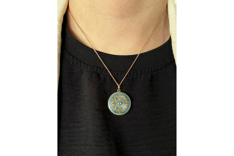 Pendentif Pendentif médaillon ancien en or jaune, émail guilloché et diamant 58 Facettes 12201