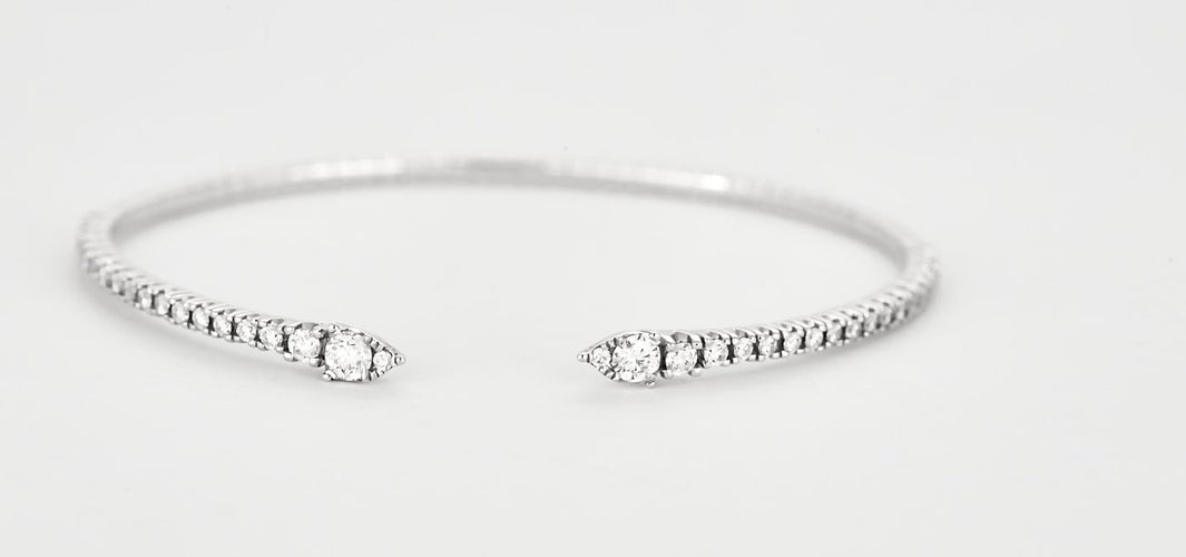 Bracelet Bracelet jonc flexible en or blanc et diamants 58 Facettes P11L6