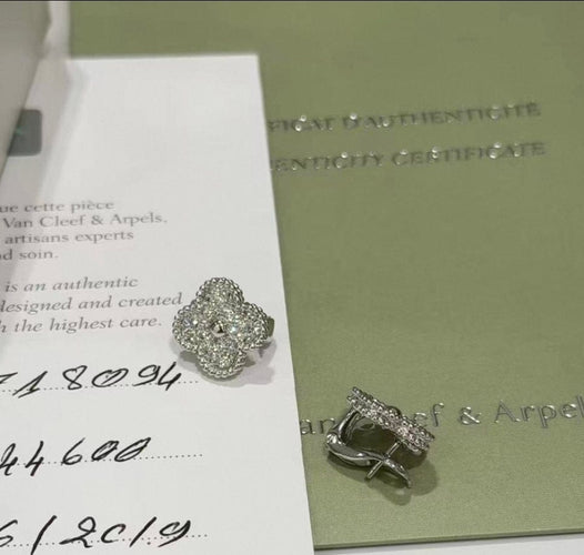 Boucles d'oreilles Van Cleef & Arpels Vintage Alhambra - Boucles d’oreilles en or blanc et diamants 58 Facettes Jnci45