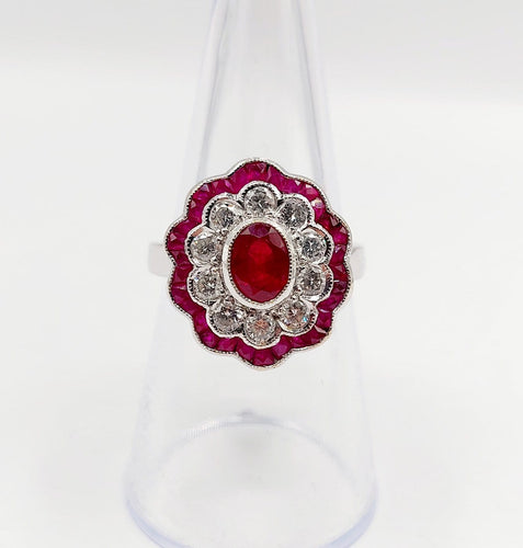 Bague 53.5 Bague marguerite vintage en or blanc, rubis et diamants 58 Facettes A07261
