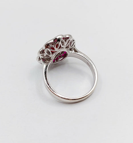 Bague 53.5 Bague marguerite vintage en or blanc, rubis et diamants 58 Facettes A07261