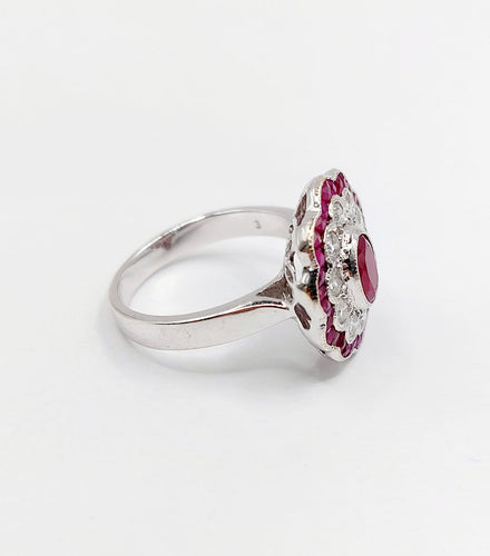 Bague 53.5 Bague marguerite vintage en or blanc, rubis et diamants 58 Facettes A07261