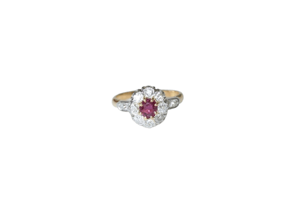 Bague 52.5 Bague marguerite ancienne en or rose, platine, rubis birman et diamants 58 Facettes
