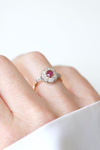 Bague 52.5 Bague marguerite ancienne en or rose, platine, rubis birman et diamants 58 Facettes