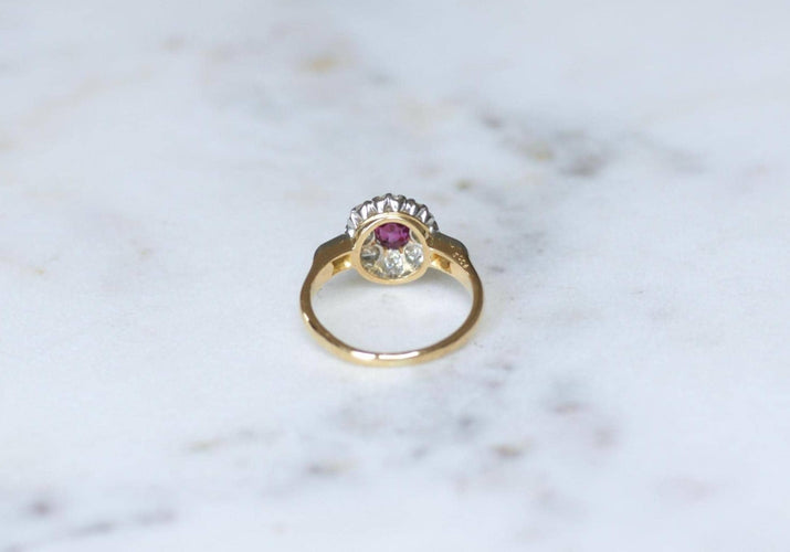 Bague 52.5 Bague marguerite ancienne en or rose, platine, rubis birman et diamants 58 Facettes